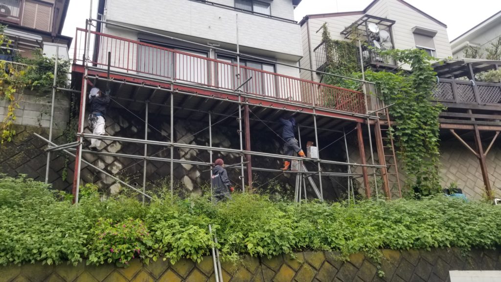足場　崖