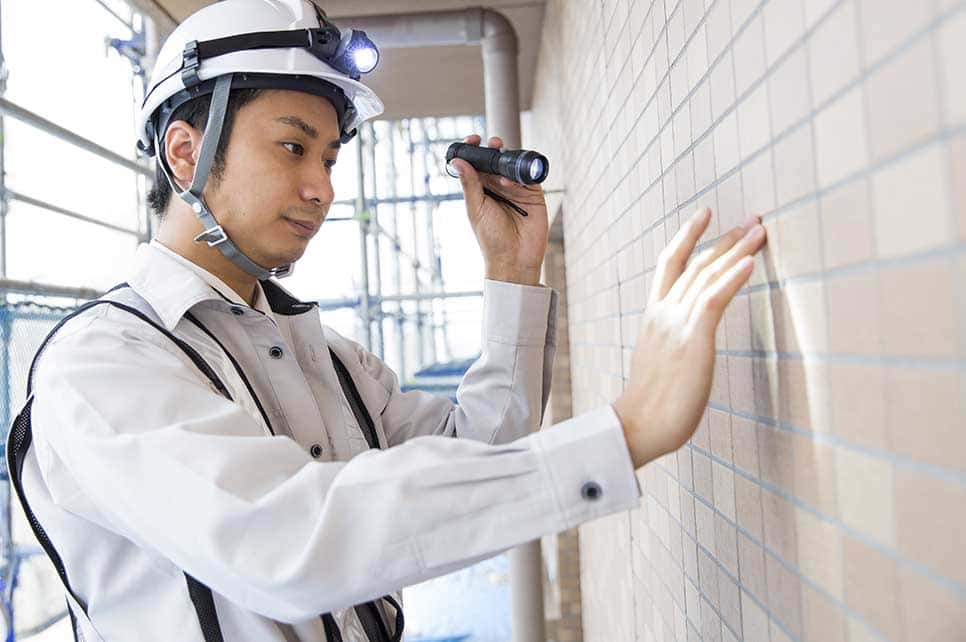 まずは建てた住宅メーカーに問合せして「保証内点検」をしてもらいましょう。